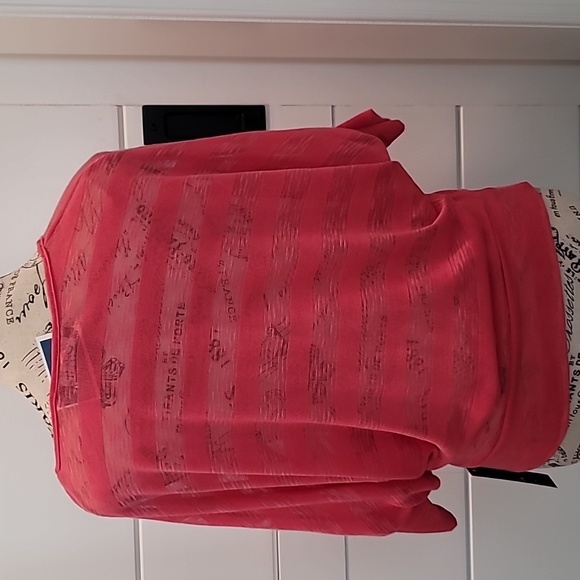 Lightweight Top With Batwing Sleeves - Picture 3 of 11